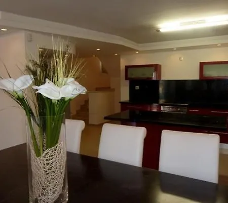 Izmir Cesme'de Ozel Havuzlu Haftalik Kiralik Luks Tatil Villasi