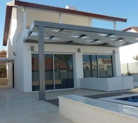 Izmir Cesme'de Ozel Havuzlu Haftalik Kiralik Luks Tatil Villasi