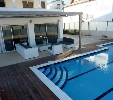 Izmir Cesme'de Ozel Havuzlu Haftalik Kiralik Luks Tatil Villasi Cesme